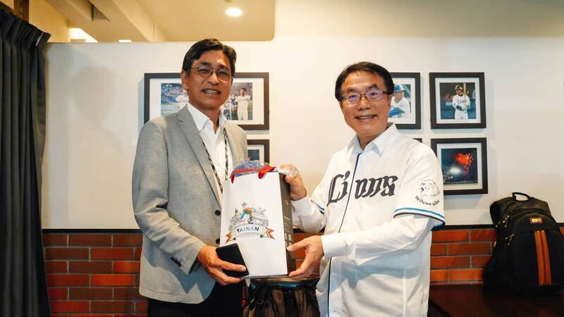 黃偉哲與埼玉西武獅球團會面 攜手棒球行銷觀光