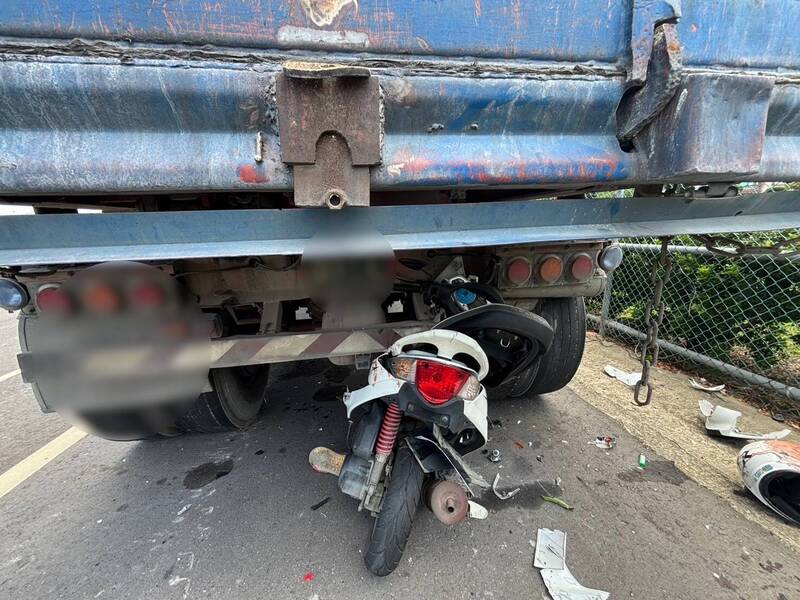苗栗頭份死亡車禍 騎士猛撞熄火曳引車頭部受創送醫不治