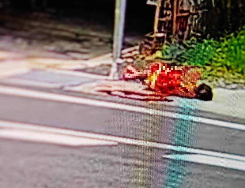 身受重傷的戴姓男子最後倒在大馬路邊。（民眾提供）