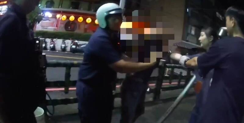 公園倒臥男「喪屍」附身! 秒變暴走毒蟲 警噴辣椒水制伏