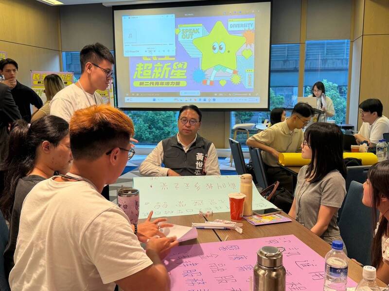 民進黨桃園市長參選人黃世杰16日出席民進黨新住民部舉行的「民主超新星」新二代青年培力營，與新二代面對面交流。（黃世杰競選辦公室提供）