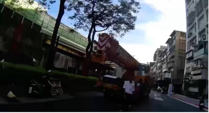 吊車在路上發生「意外中的意外」 讓警方逮到家暴通緝犯