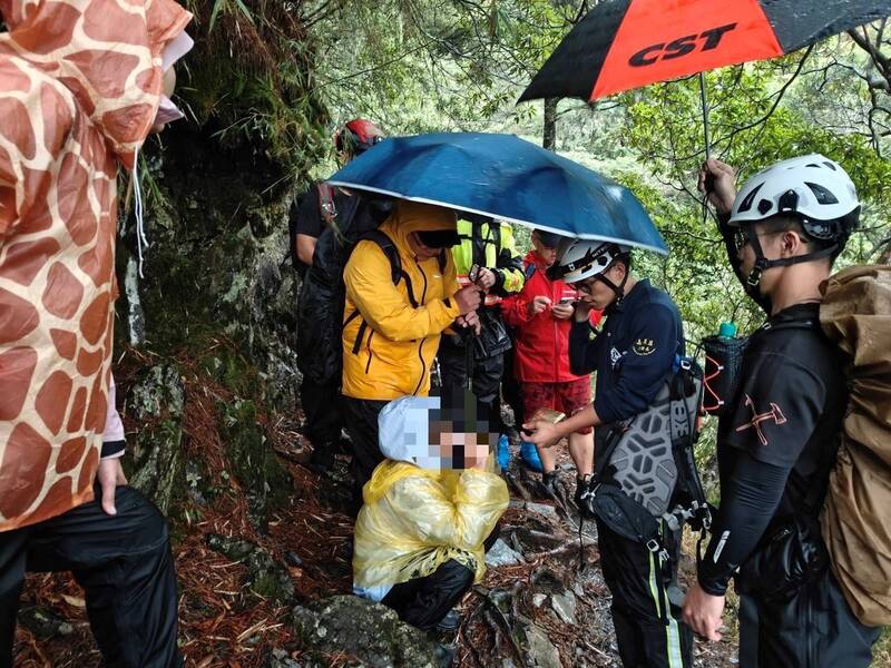 爬玉山當心高山症！10歲女童隨家人走5.5K頭暈無力 警消揹下山送醫