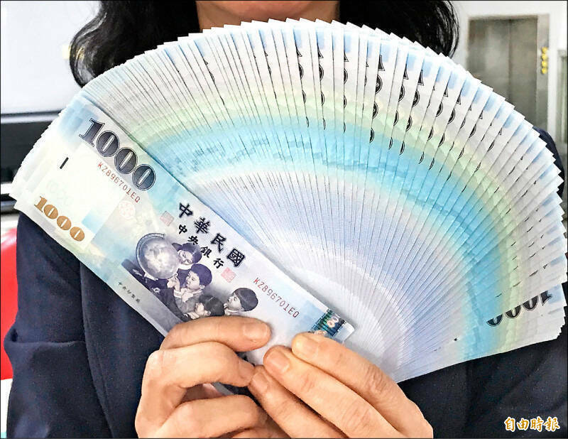 明年何時普發萬元現金 行政院給出時間點