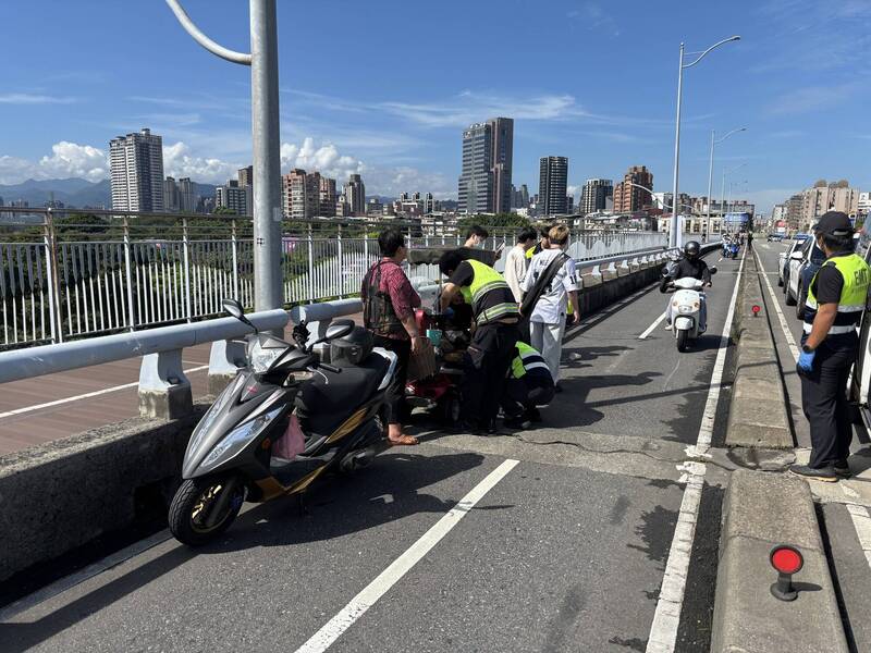騎代步車上福和橋被機車追撞 男下車撿東西「2撞」3人輕傷