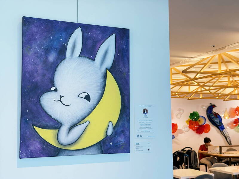 桃機貴賓室變身藝廊 台灣插畫藝術家林俞槿作品兔子「肉包」陪旅客候機