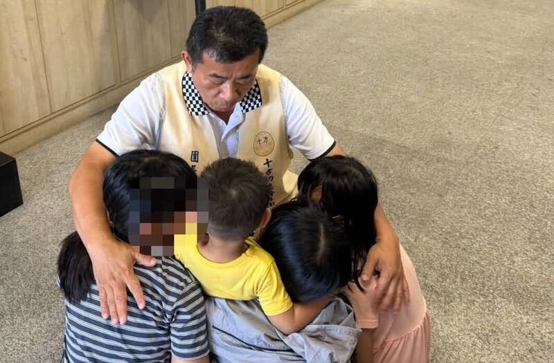 母癌逝後父自撞身亡留下4幼童 彰縣府、行善團出手「接住」