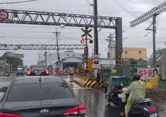 只差15公尺!休旅車闖平交道黃網線列車逼近 後車駕駛緊急按鈕煞停