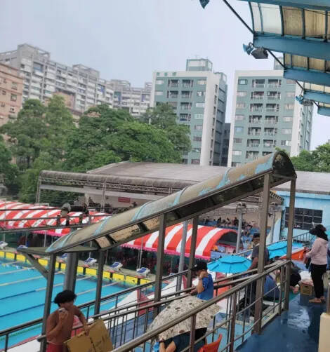 桃園市運會游泳賽事遇雷雨 看台漏水、觀眾撐傘看比賽