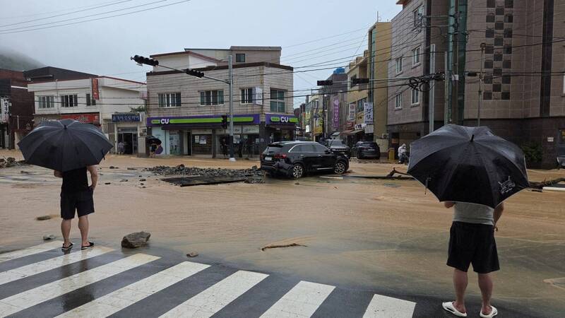 白海豚陰魂不散!3天下近整個夏季雨量 南韓200年一遇暴雨成災