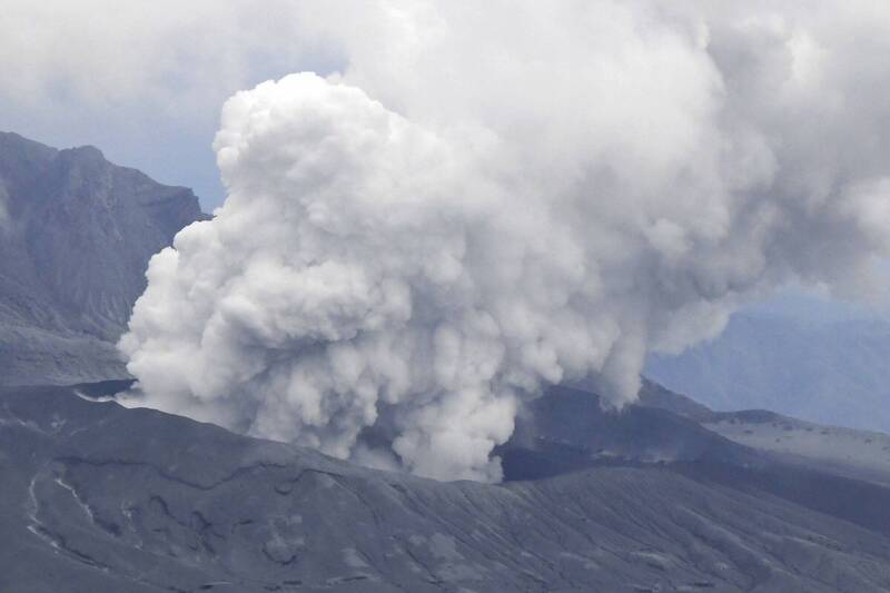 阿蘇火山警戒升級! 熊本當局擬放棄回收作業 2台人恐長眠火山口