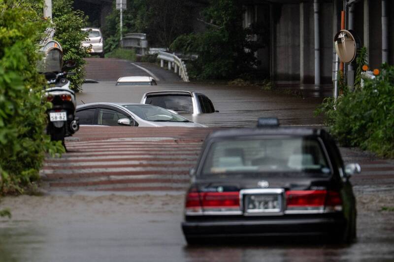 豪雨釀10死2失蹤 千葉市區泡水車高達2500輛