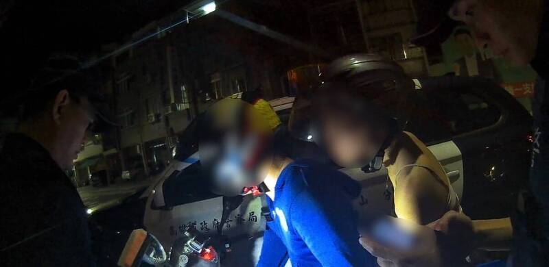 高雄男騎士半夜闖紅燈 後方警車當場攔查