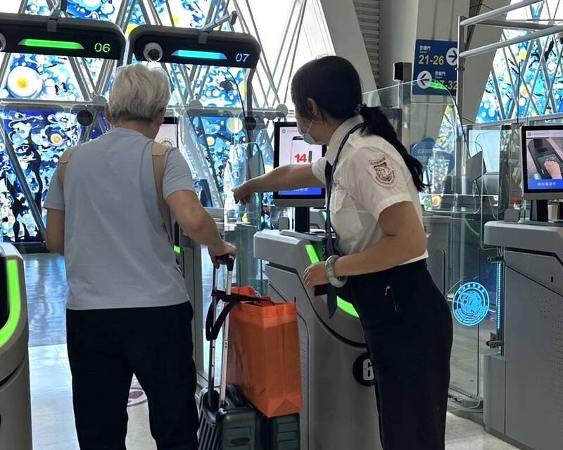 暑假旅運高峰人潮塞爆 高雄機場優化通關服務迎旅客