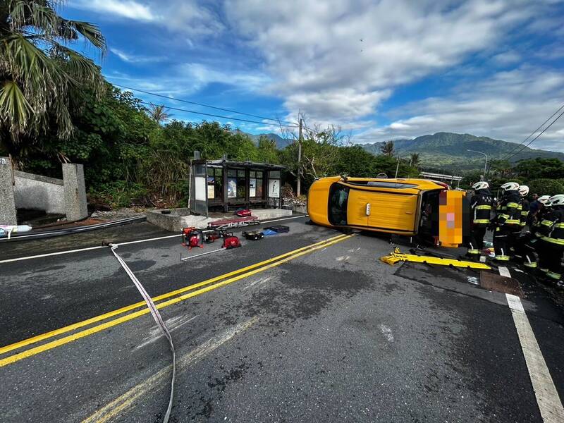台東計程車自撞翻車 59歲駕駛受困獲救
