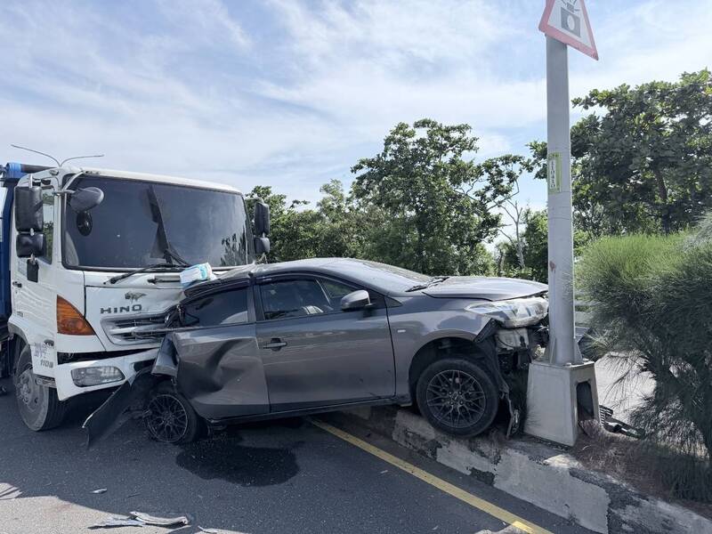 疑閃避綠鬣蜥 台南七股休旅車急煞遭追撞