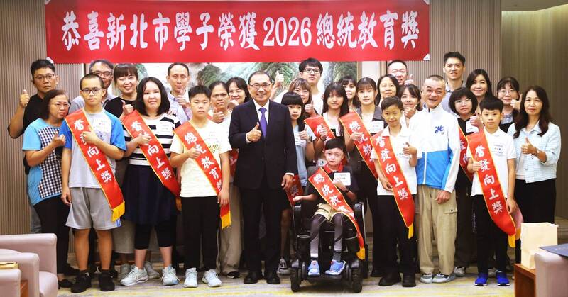 陪母抗癌、忍罕病疼痛 新北3學子獲總統教育獎