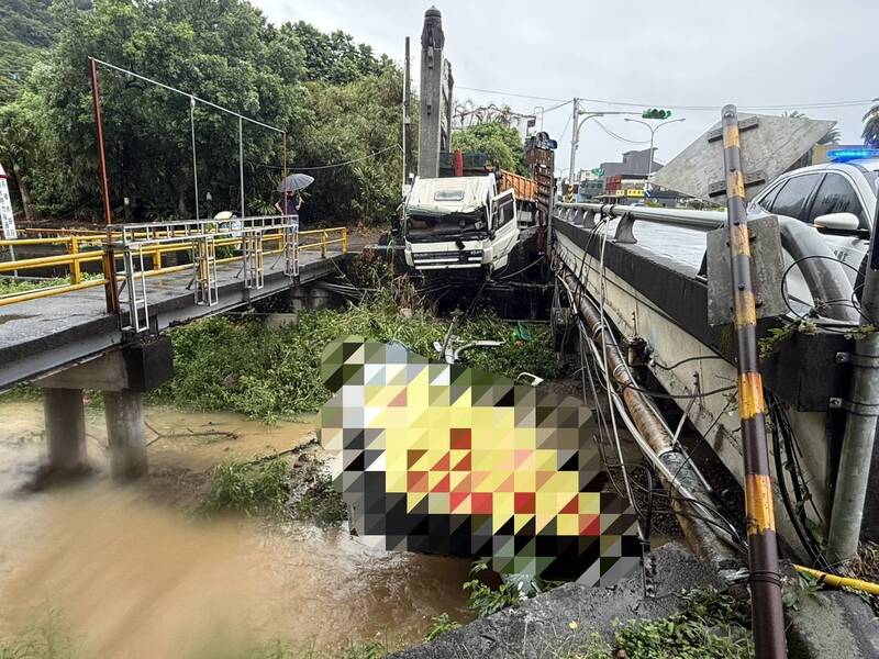 天雨路滑釀禍！宜蘭曳引車失控插水溝 巨大招牌慘遭撞毀