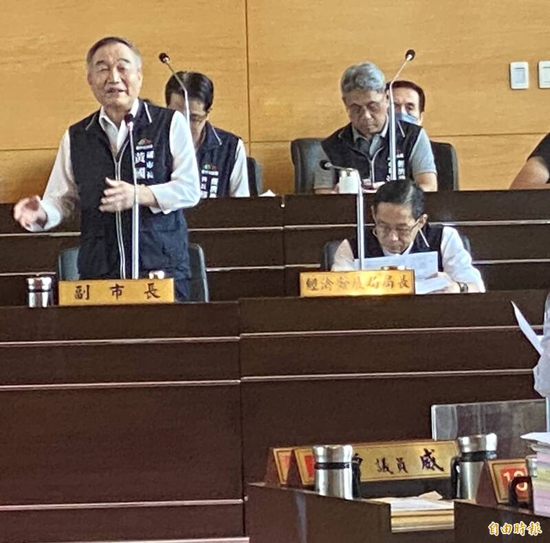 民進黨台中市議員何文海要求「不要客氣加碼發錢」，台中市副市長黃國榮（左）答稱，以目前財務狀況「無法度」。（記者黃旭磊攝）