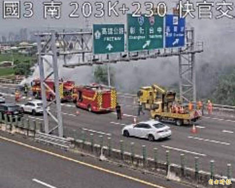 驚!國3彰化轎車突噴火狂燒成廢鐵 駕駛跳車逃命