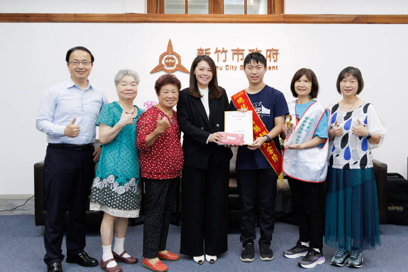 展現逆境陽光能量 竹市何睿修、張斈丞獲總統教育獎及奮發向上獎