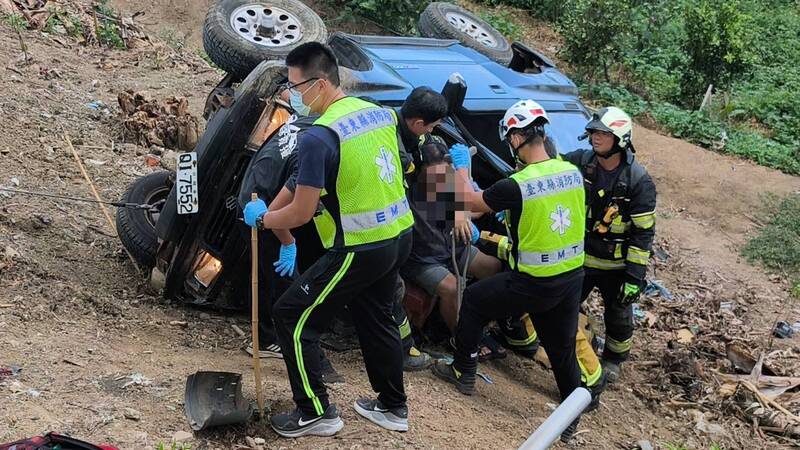 台東疑車輛暴衝 先撞破圍牆再卡邊坡父亡子傷