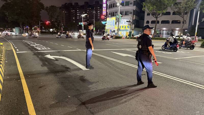 挖土機曳引車漏油污染路面 高雄警將開罰最高1萬8千元