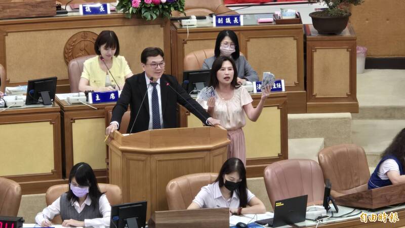 新北議員掏現金逼加碼普發6000 劉和然大喊「我不能收錢」
