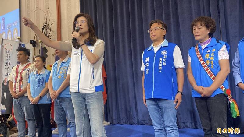 自7月28日至今,國民黨主席鄭麗文(前)已三度到彰化縣拉抬縣長參選人魏平政(右二)選情。(記者張聰秋攝)