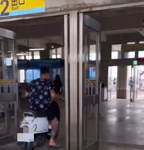 又見騎機車 長驅直入南海遊客中心