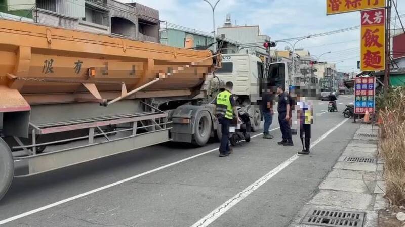 屏東九如鄉砂石車與機車擦撞釀一死 臨停小貨車可能有責任