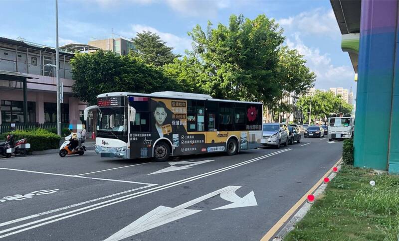 未保持行車安全距離!男駕車連環追撞休旅車、公車