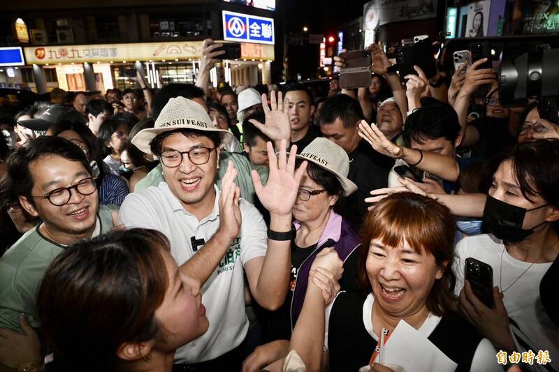 許願成真!兩個月前盼民眾打招呼 沈伯洋掃寧夏夜市被「洋流」包圍寸步難行