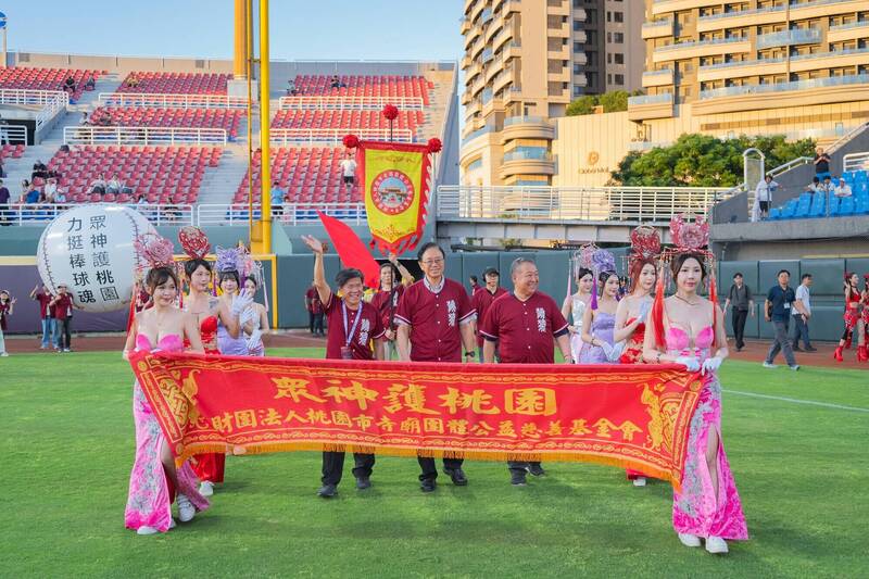 眾神護桃園公益棒球賽登場 張善政與宮廟邀弱勢兒少與軍眷遺孤進球場