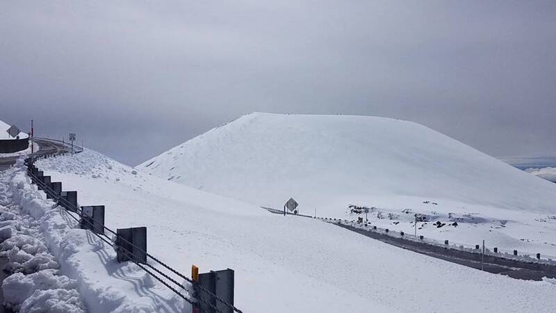 冒納凱阿火山海拔高達4267公尺，夏威夷語意為「白色山峰」。示意圖，非本次颶風影響。（美聯社）