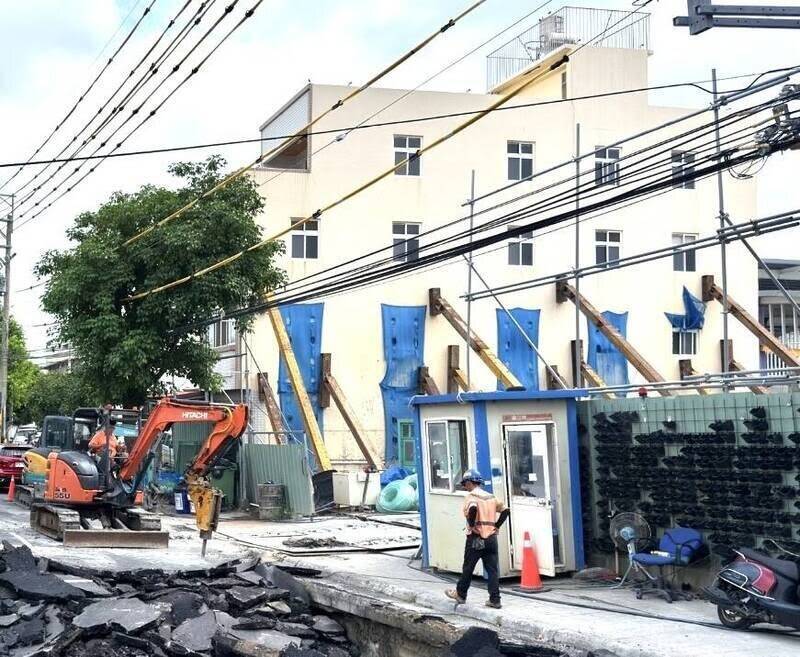 12根鋼柱撐鄰宅!台中這建案周邊一年3度塌陷 隔壁國小跑道也塌了