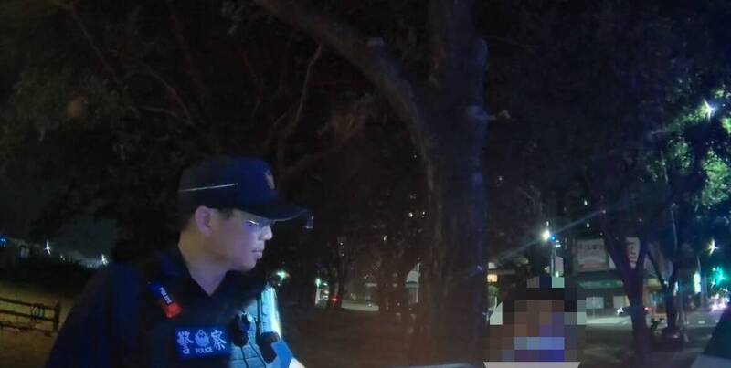 高雄員警深夜關心路人 意外查獲通緝犯