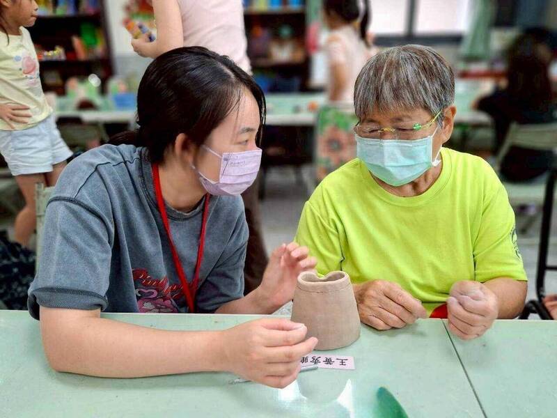 大學生嘉縣竹崎灣橋社區陪伴老少 邊打工邊體驗職場
