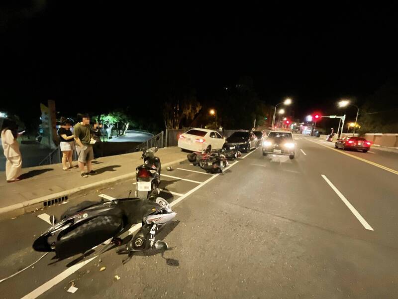 整排車遭殃!中壢男深夜開車疑疲勞駕駛衝對向連撞8輛汽機車