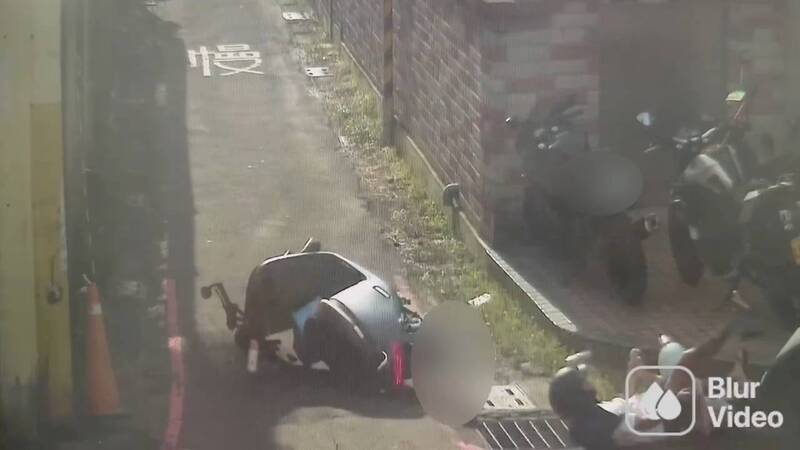 危險!幼童站機車前踏板誤觸油門 暴衝摔車