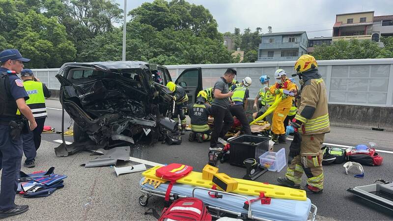 國1三義段多車撞成一團! 3命危1重傷、有人受困車底