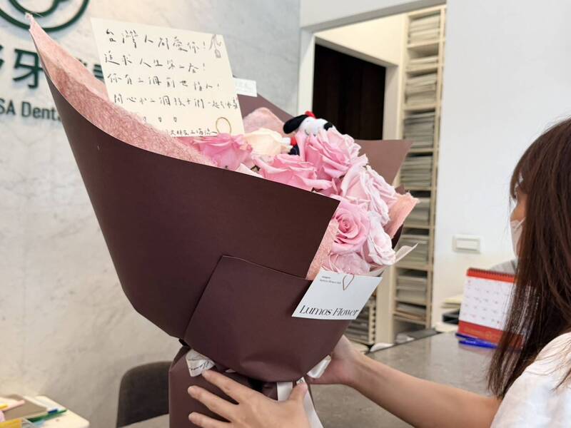 七夕情人節名嘴送玫瑰 祝陳幸妤與3位前世情人遊冰島
