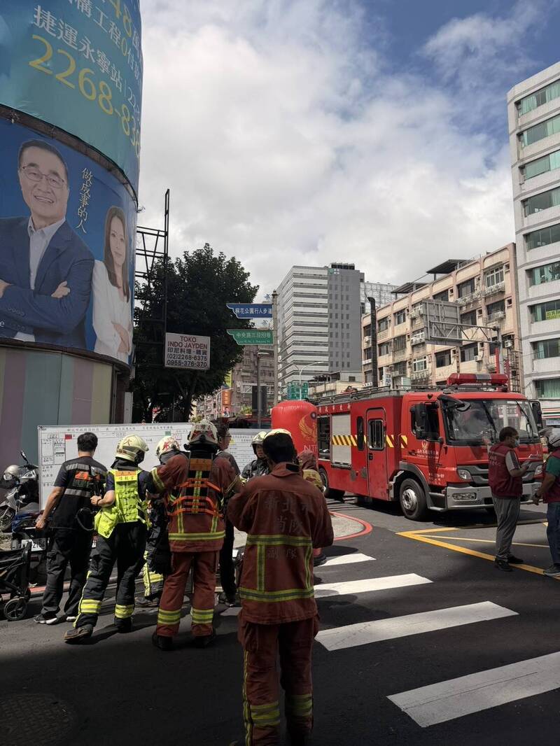 土城公寓5樓冒火煙!3租客急疏散 火勢半小時撲滅