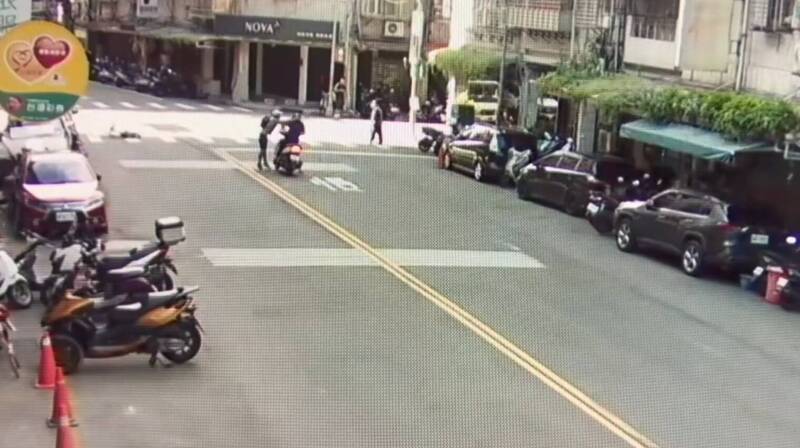中和2騎士行車糾紛爆口角 大街上演互毆雙雙送辦