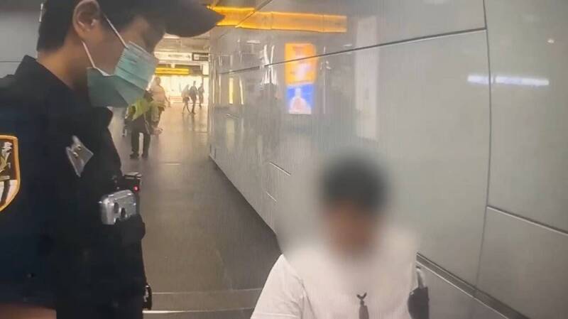 醉漢大鬧高鐵躺車廂地板胡言亂語 警到場壓制帶回管束