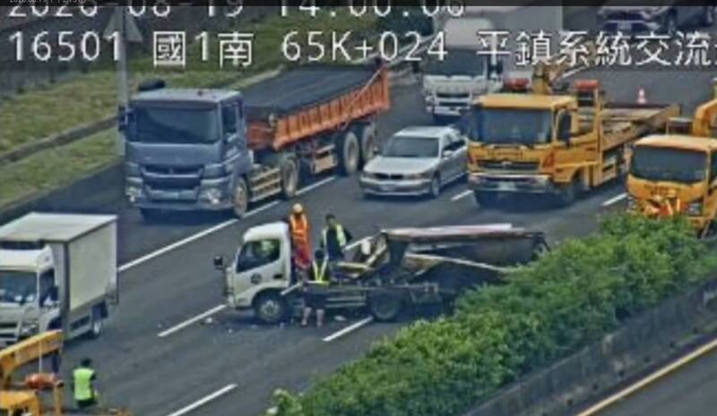 國1北向65.3公里平鎮系統貨車翻覆 貨物散落路面、後方車流回堵