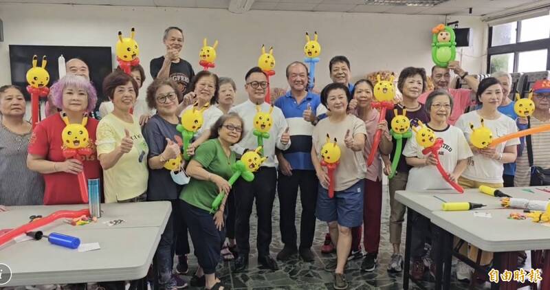 民進黨基隆市長參選人童子瑋（中）今天參加吉仁里關懷據點活動。（記者盧賢秀攝）