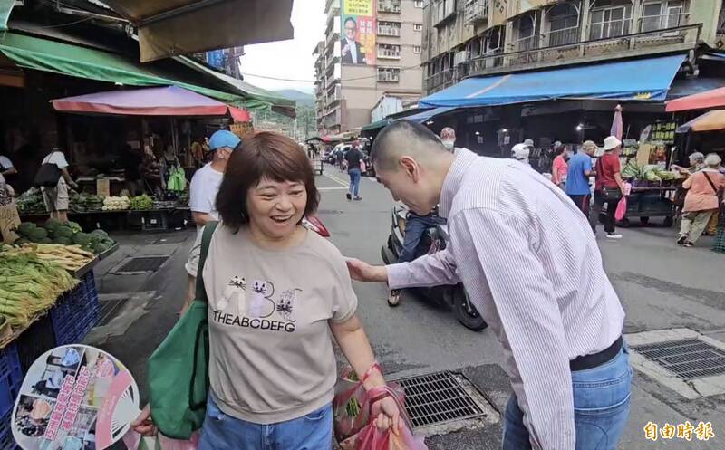 謝國樑今天到七堵南興市場拜票。（記者盧賢秀攝）