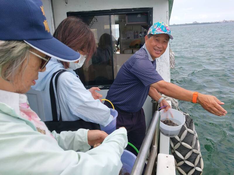 澎湖區漁會攜手長者 放流馬糞海膽