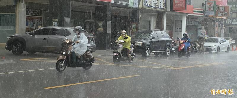 大雷雨狂炸!高市旗山3小時破百毫米 災害應變中心擴大三級開設